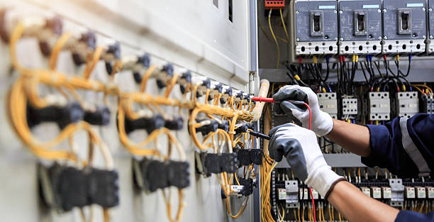 Professional Electrician technician working in Hazelwood, MO